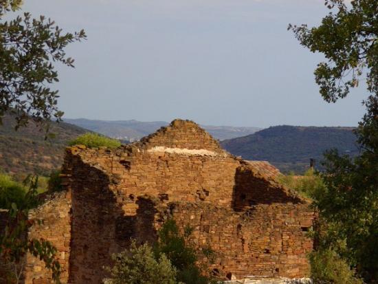 En descendant du château d'eau, vestiges des 1er habitants de St Julie