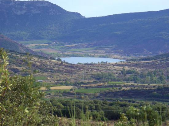 vue d'une partie du lac du Salagou en montant au château d'eau du hame